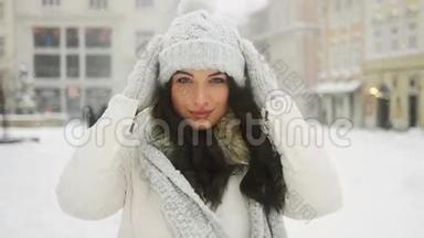 城市模特看镜头的年轻美女街头情感画像。 女士穿着时尚经典<strong>冬季服装</strong>